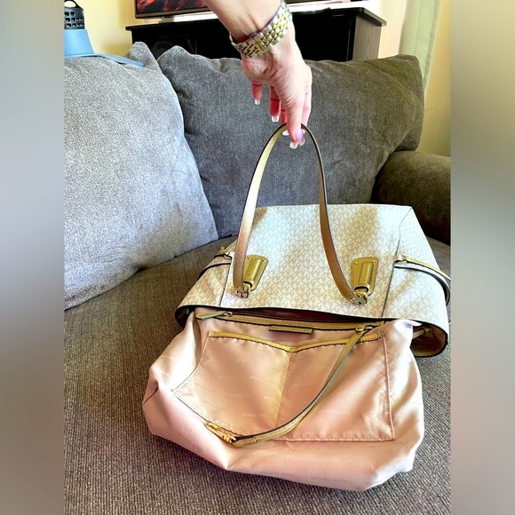 Michael Kors jet set white/cream signature tote with gold perforated stars⭐️⭐️⭐️ - Picture 13 of 14